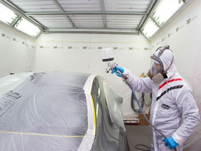 Taller-de-chapa-y-pintura-pintura-en-cabina-coche