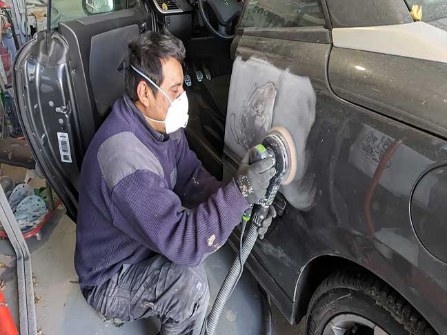 Taller-de-chapa-y-pintura-preparación-de-la-superficie-del-vehículo
